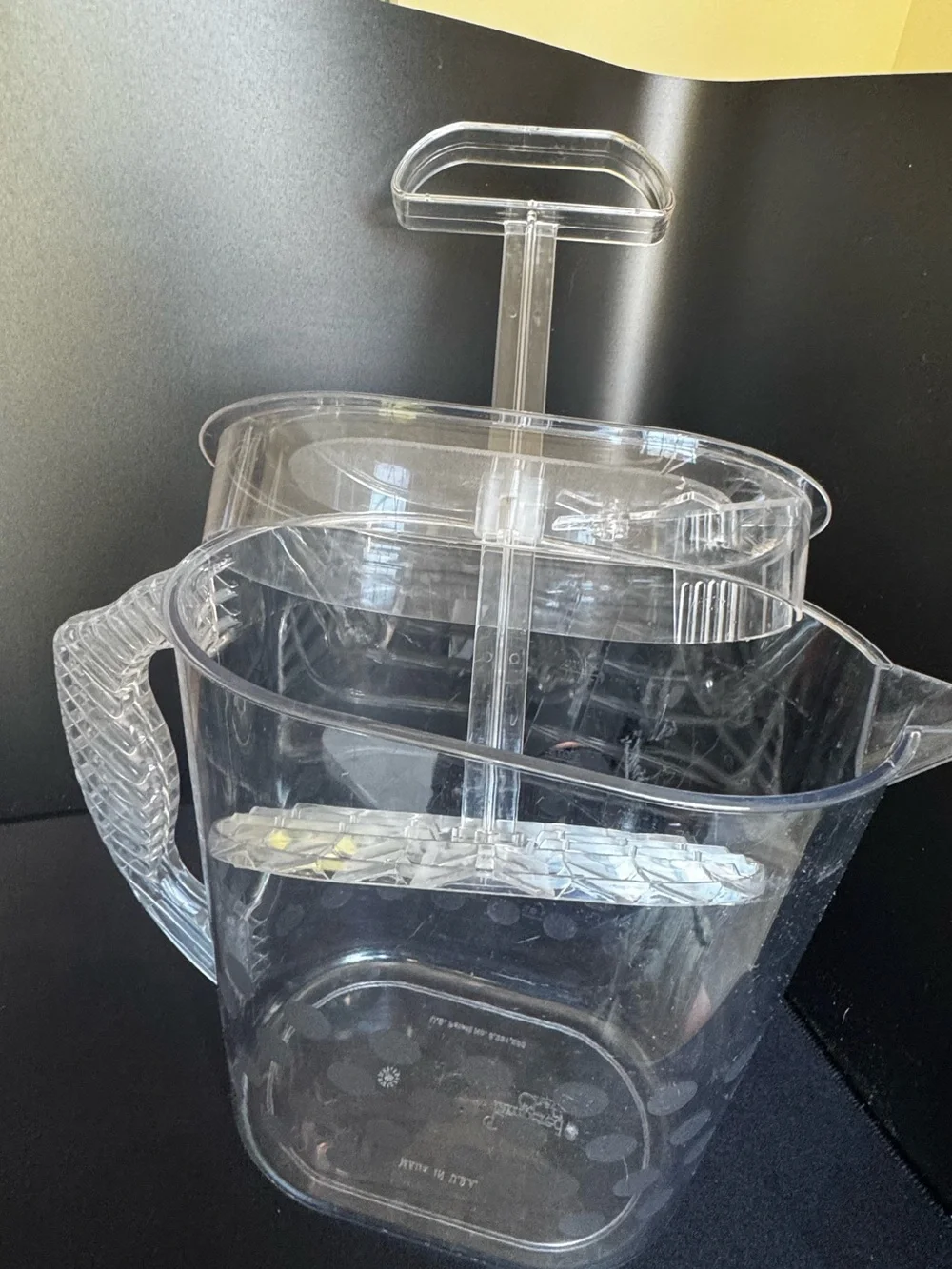 Pampered Chef Quick Stir Clear Plastic Beverage Pitcher with Lid and Handle